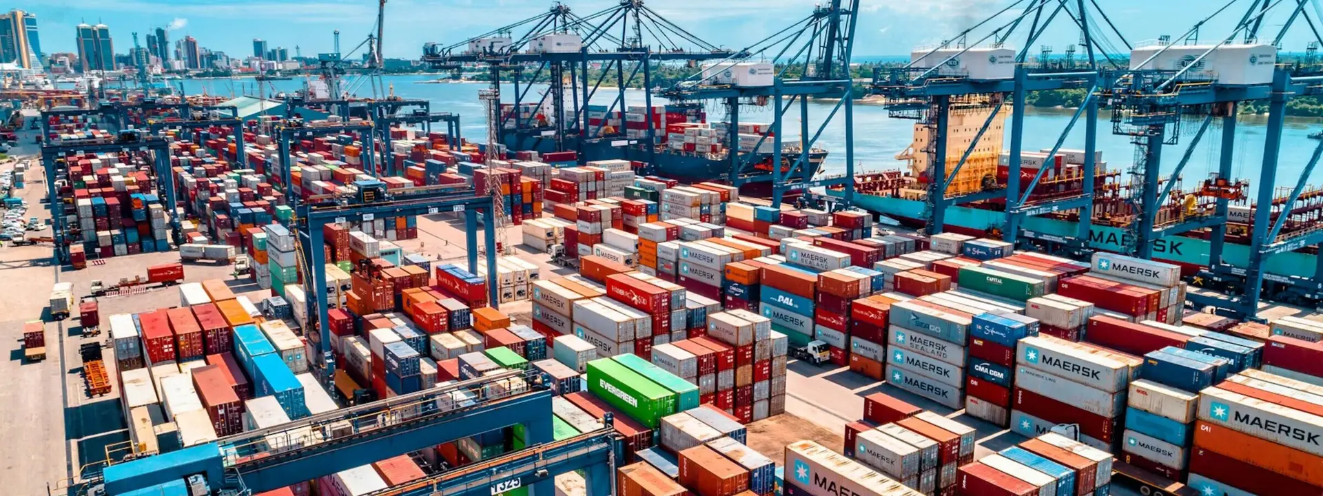 Vue aérienne d'un port de commerce, grues et conteneurs